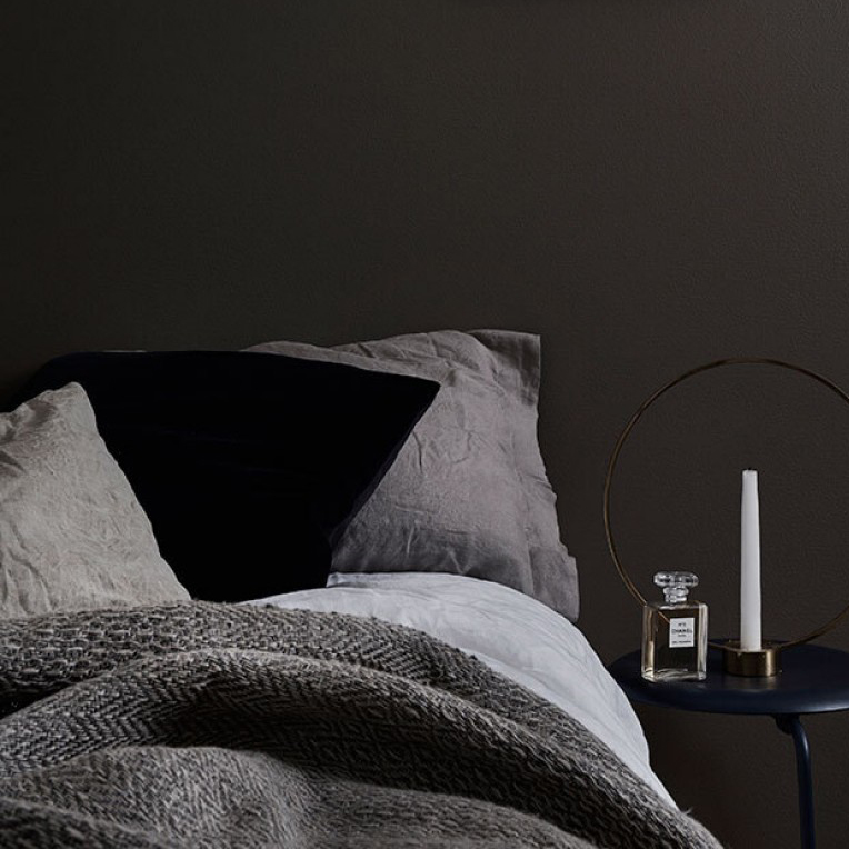 Уникальная спальня в глубоких темных тонах